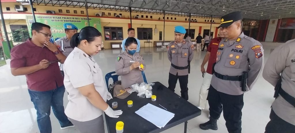 5 Program Commander Wish Kapolda Sumut, Propam Polresta Deli Serdang Laksanakan Test Urine Personil