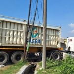 Truk tabrak warung, Lamongan