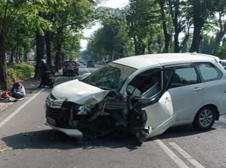 Mobil tabrak pohon, Sopir mengantuk