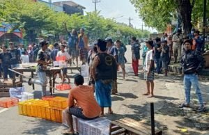 Penertiban Pasar Larangan Sidoarjo Diwarnai Kericuhan, Petugas Dilempari Balok Kayu