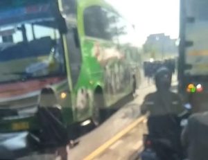 Oleng, Bus Restu Tabrak Motor dan Mobil di Pasuruan, Satu Orang Tewas