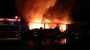 Kebakaran Hebat Hanguskan Gudang Barang Bekas dan Rumah di Pasuruan