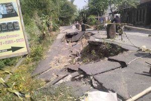 Jalan Longsor di Mojokerto Belum Tersentuh Perbaikan