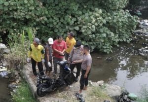 Mayat laki-laki, Tercebur ke sungai