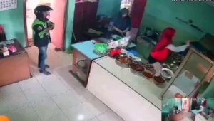 Viral! Pria Pakai Jaket Ojol Gasak Handphone Pemilik Warung di Mojokerto