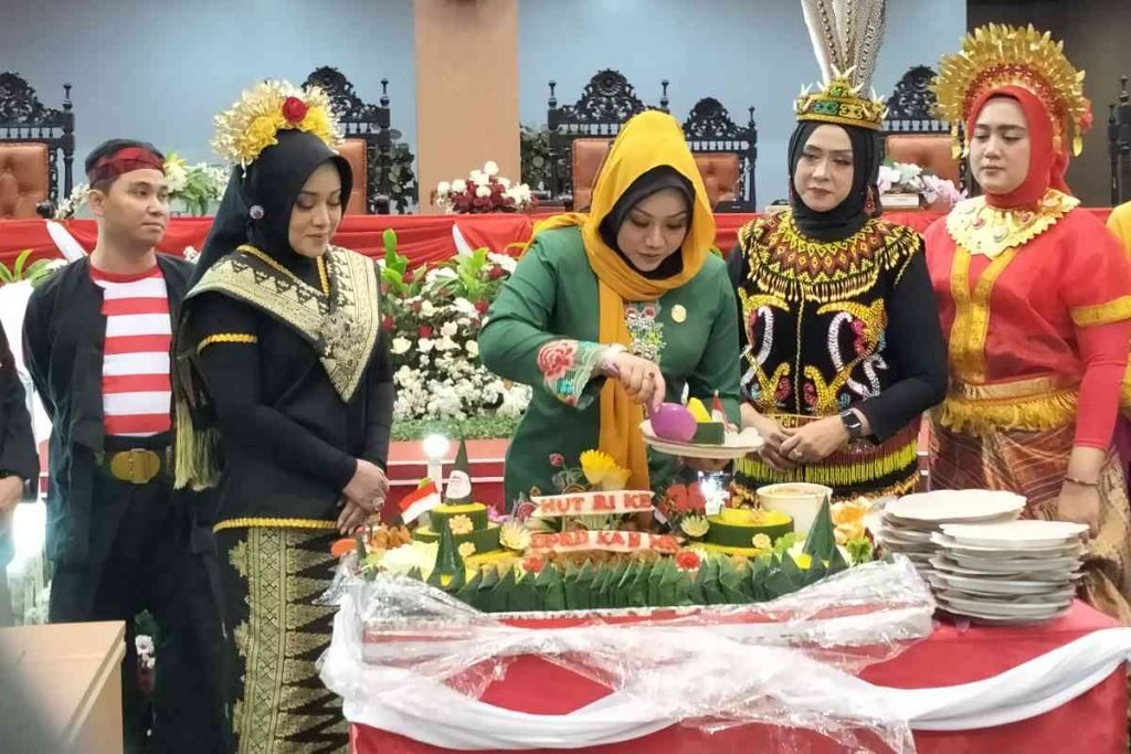 Serba-serbi Pakaian Adat Daerah Warnai Rapat Paripurna DPRD Kabupaten Mojokerto