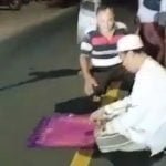 Shalat tengah jalan, Viral