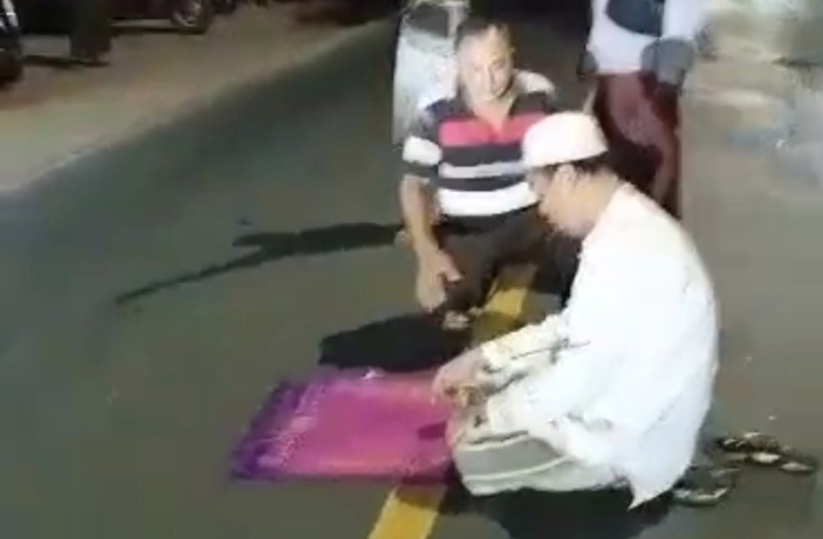 Shalat tengah jalan, Viral