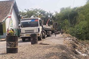 Jalan Longsor di Kemlagi Mulai Diperbaiki DPUPR Kabupaten Mojokerto