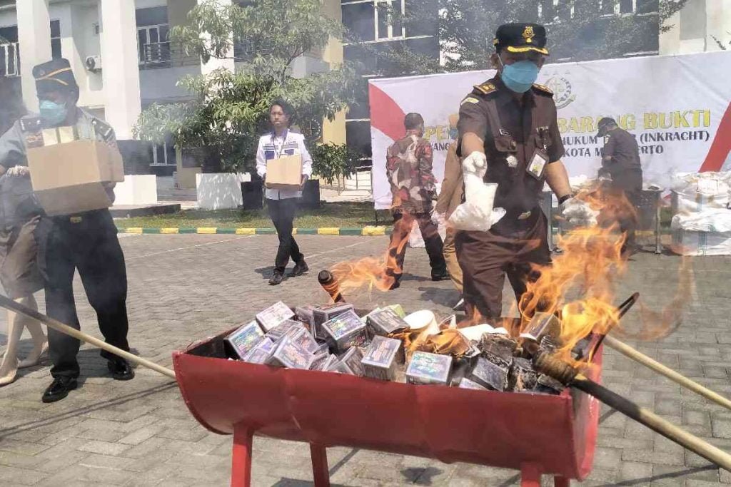 Puluhan Ribu Jamu Kuat Dimusnahkan Kejari Kota Mojokerto 