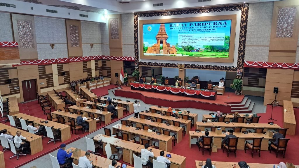 Hadiri Paripurna, Bupati Mojokerto Jawab Pandangan Umum Fraksi atas RAPBD Perubahan 2023