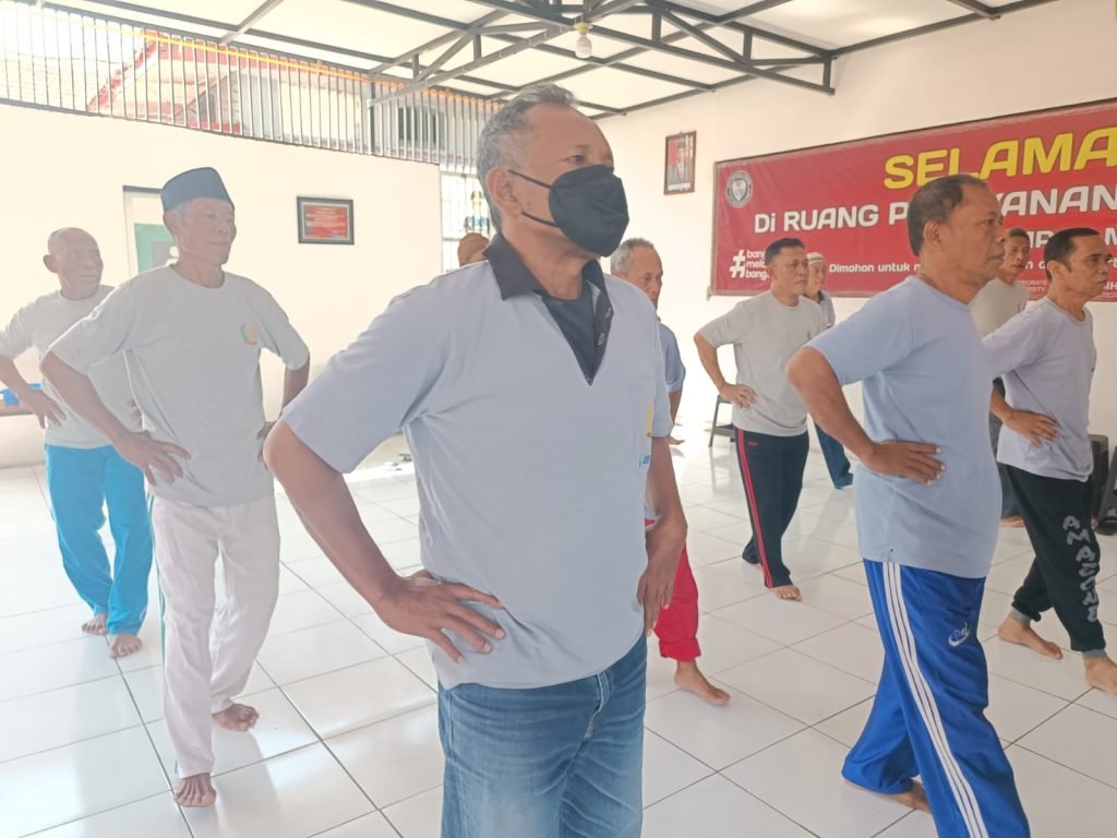 Jaga Kebugaran Warga Binaan Lansia, Posbindu Klinik Lapas Mojokerto Gelar Senam Lansia