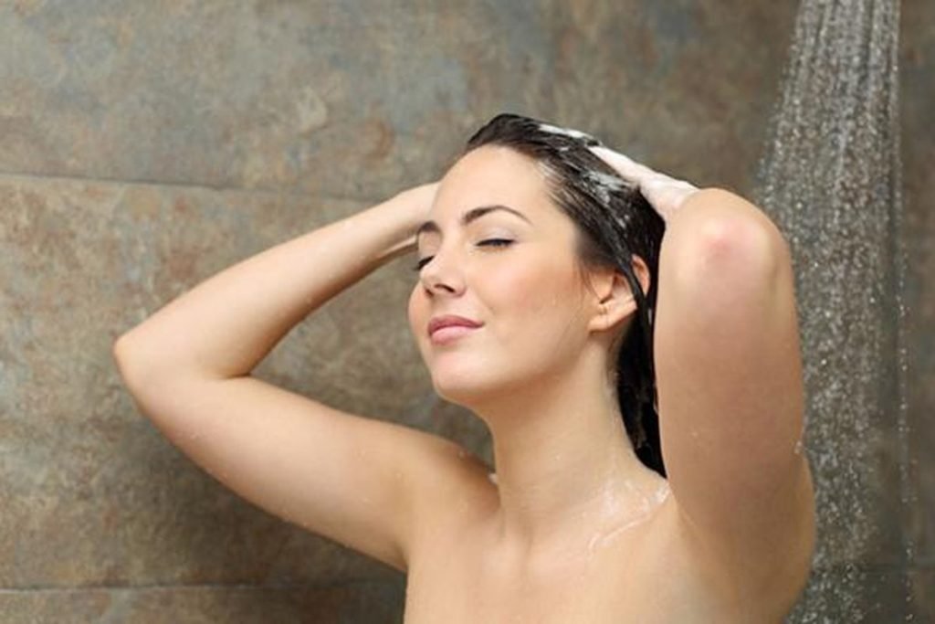 Benarkah Menyiram Kepala Saat Mandi Bisa Sebabkan Stroke?