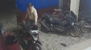 Viral! Pria Berambut Pirang Gasak Motor di Jombang