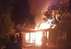 Rumah Nenek di Situbondo Ludes Terbakar Diduga Akibat Korsleting Listrik