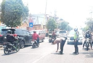 Gagal Nyalip, Pemotor di Mojokerto Tewas Terlindas Truk Tronton