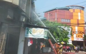 Ruko Laundry di Seberang Pasar Kapasan Surabaya Ludes Terbakar