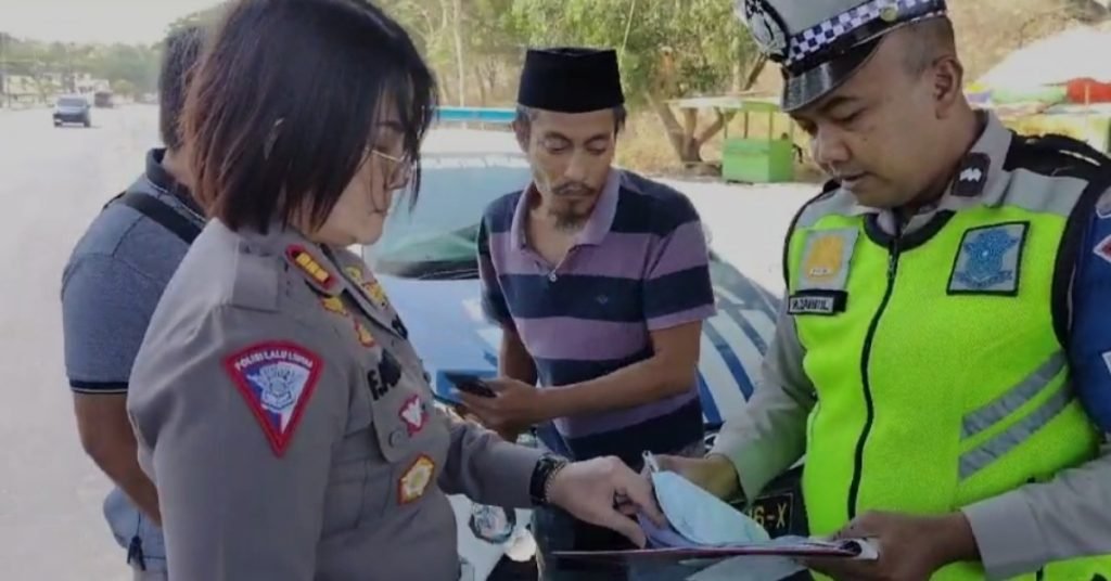 Parah! Tak Mau Ditilang, Sopir di Sampang Malah Cakar Polisi