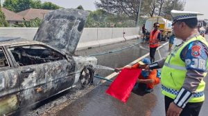 Diduga Korsleting Listrik, Mobil Sedan Ludes Terbakar di Tol Gempol, Pasuruan