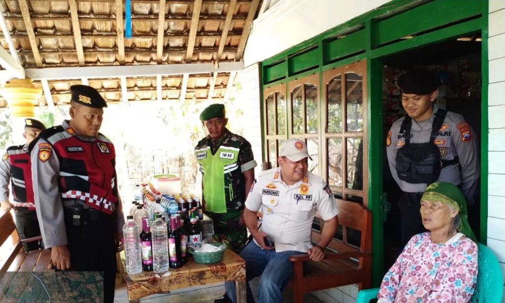 Razia Warung di Tuban, Petugas Gabungan Amankan Puluhan Botol Miras