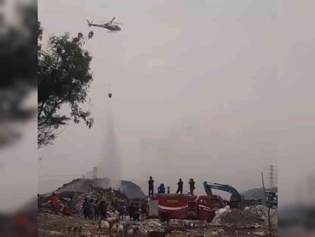 Pemkot Mojokerto Terjunkan Helikopter Water Bombing untuk Padamkan TPA Randegan