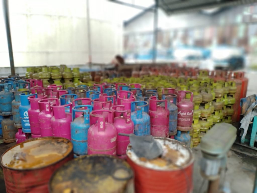 Tim Bareskrim Polri dan Polda Sumut Ungkap Praktek Pengoplosan Isi Tabung Gas LPG Subsidi di KIM II