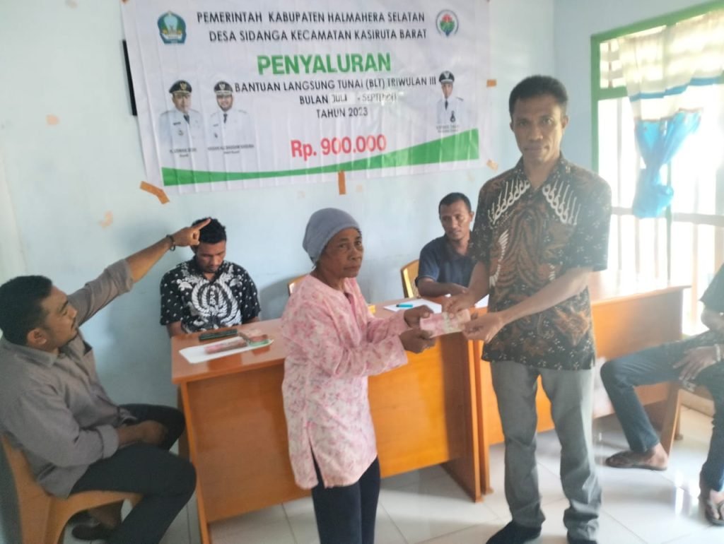 Pemdes Sidanga Bagikan BLT Desa Secara Terbuka di Depan Masyarakat