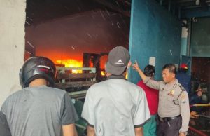 Pabrik Mabel di Sidoarjo Ludes Terbakar, Asap Hitam Membumbung Tinggi