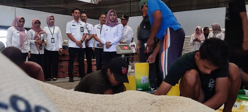 Pastikan Stok Beras Aman, Ning Ita Sidak Gudang Bulog