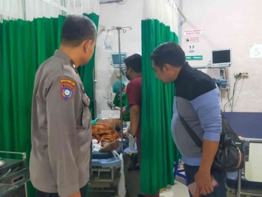 Pria di Mojokerto Nekat Tusuk Lehernya dengan Gunting