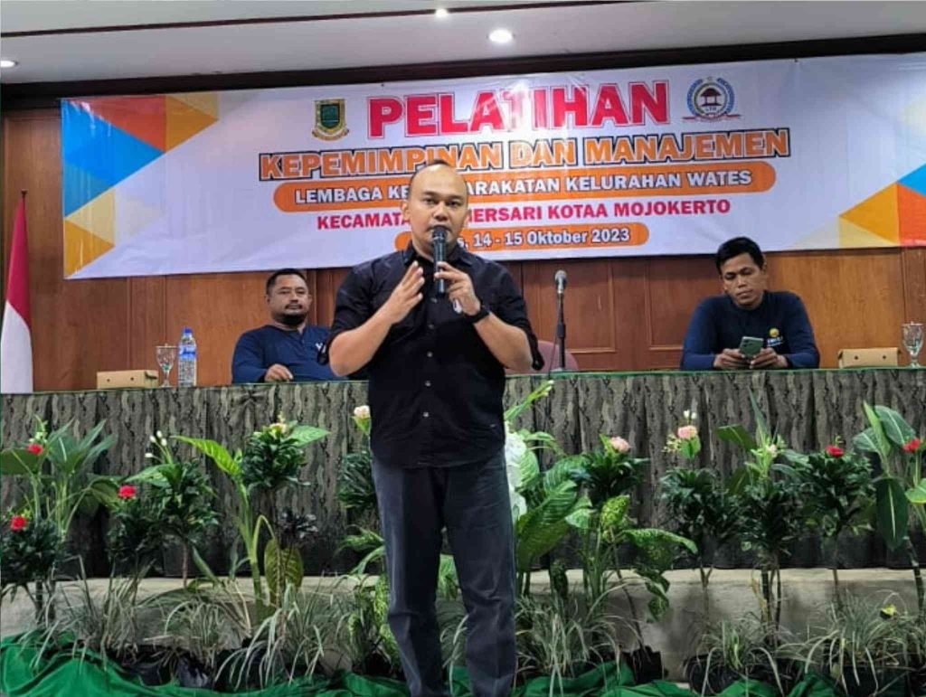 Camat Magersari Berikan Pelatihan Kepemimpinan dan Manajemen Lembaga Masyarakat Kelurahan Wates