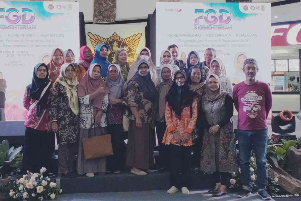 Pengrajin – Duta Batik Kota Mojokerto Digembleng Strategi Pemasaran Tembus Internasional oleh Tiga Kementrian