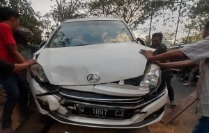 Mobil rombongan keluarga, Masuk sawah