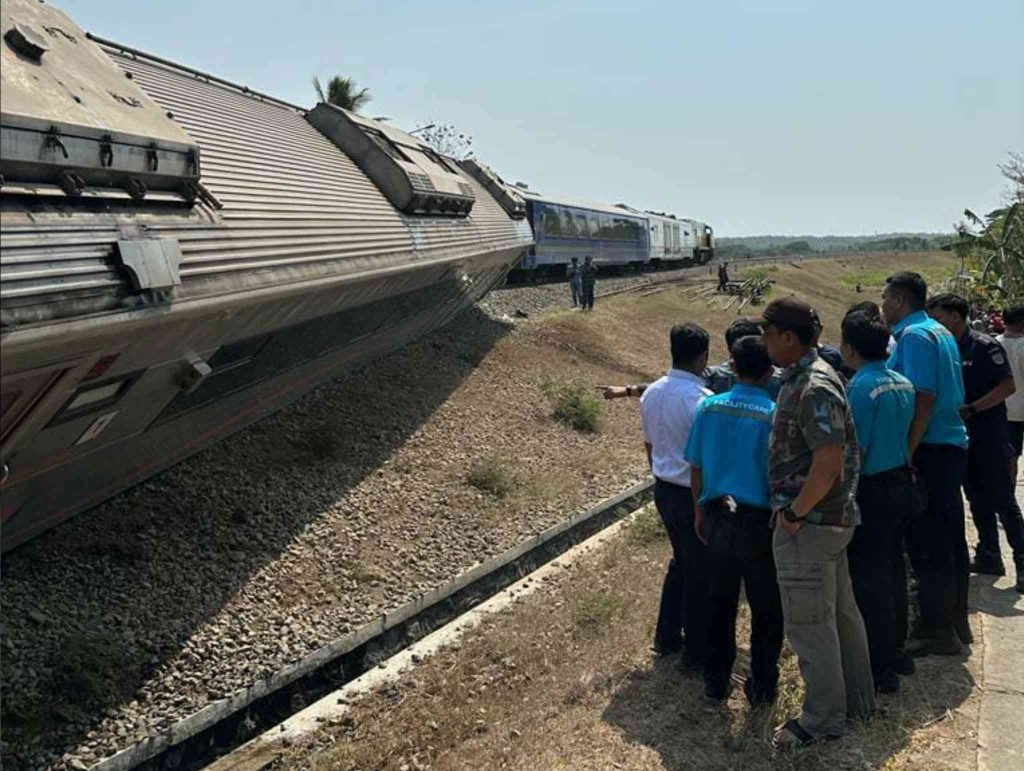 BREAKING NEWS: KA Argo Semeru Anjlok di Perlintasan Sentolo, Kulon Progo