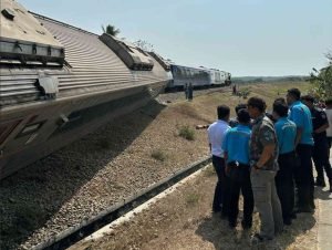 BREAKING NEWS: KA Argo Semeru Anjlok di Perlintasan Sentolo, Kulon Progo