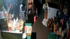 Maling Berjilbab Satroni Warung Es di Mojokerto, Keripik dan Degan Digasak