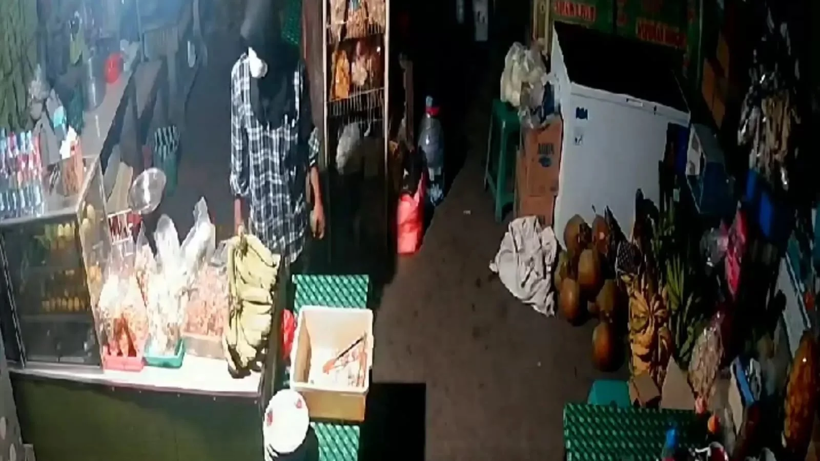 Maling Berjilbab, Mojokerto, Warung es