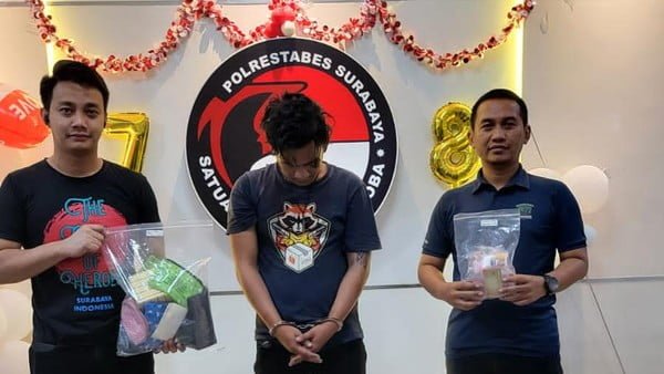 Simpan sabu, Pemuda Surabaya