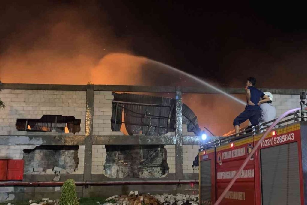Kebakaran Pabrik Tisu Mojokerto, Sempat Terdengar Ledakan