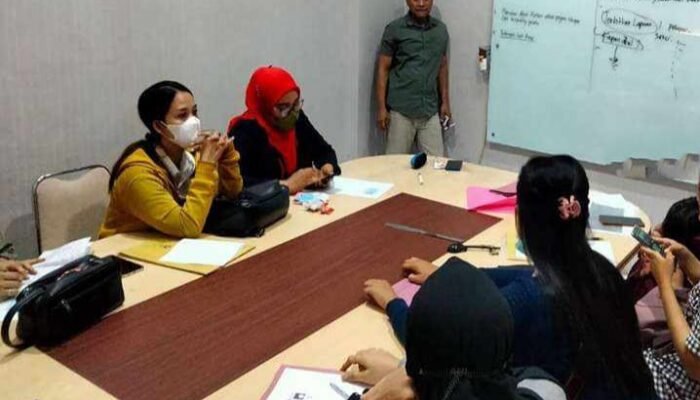 Emak-emak Korban Arisan Bodong Geruduk Mapolres Probolinggo