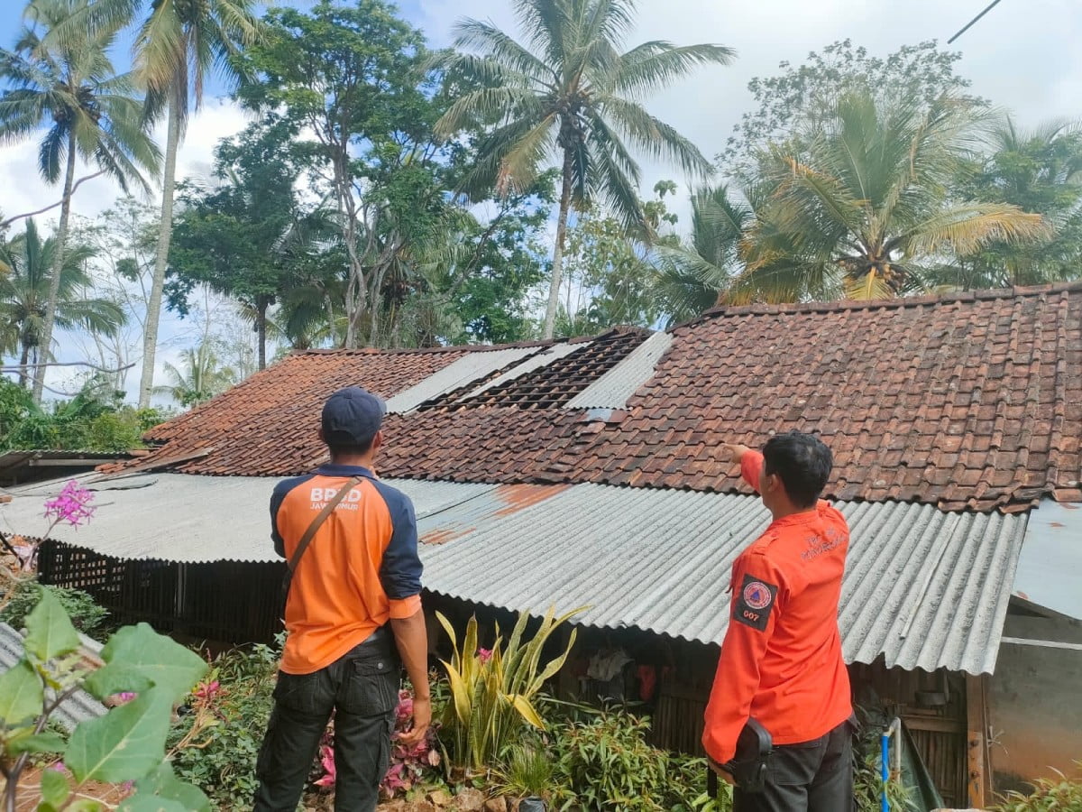 Diterjang angin kencang, Rumah porak-poranda