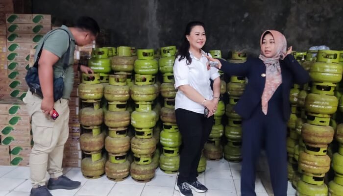 Jelang Pergantian Tahun, Ning Ita Sidak Pangkalan LPG dan Kios Pupuk