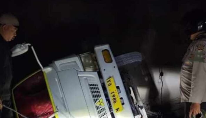 Truk Muat Batu Bata Terjun ke Jurang Galian C Pamekasan