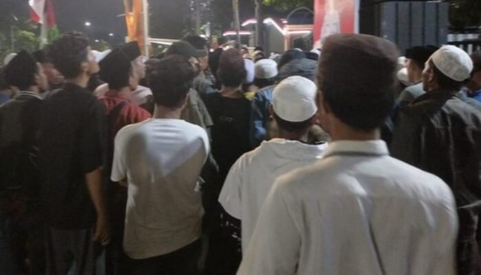 Ada Isu Penghina Ulama Dilepas, Masa Bersongkok dan Bersarung Padati Polda Jatim