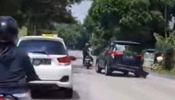 Mobil Kabur Usai Tabrak Lari di Kediri, Netizen : Mosok Duwe SIM Ra Duwe Utek