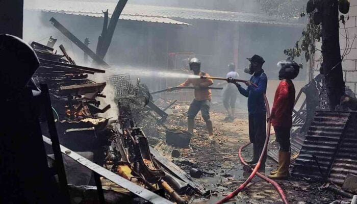 Kebakaran Gudang Toko di Mojokerto Hanguskan Satu Mobil