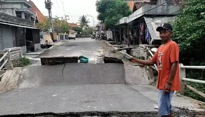 Jembatan Penghubung Antar Kecamatan di Lamongan Ambruk, Aktivitas Warga Terganggu