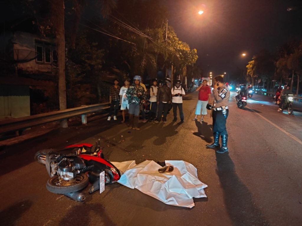Motor Oleng, Pemotor Tewas Terlindas Bus Harapan Jaya di Kediri