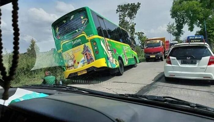 Diduga Ugal-ugalan, Bus Trans Jatim Nyungsep di Dawarblandong Mojokerto