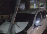 Pengemudi Mabuk, Mobil di Surabaya Hantam PJU Hingga Ringsek